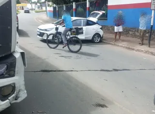 Colisão entre carro e caminhão causa transtornos em Itamaraju