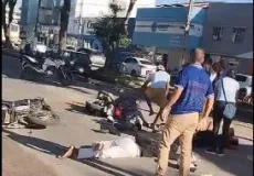 Colisão entre duas motos deixa feridos no centro de Teixeira de Freitas