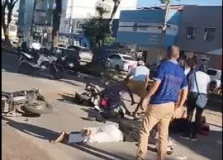 Colisão entre duas motos deixa feridos no centro de Teixeira de Freitas