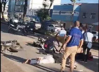 Colisão entre duas motos deixa feridos no centro de Teixeira de Freitas