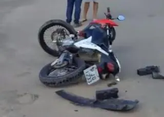 Colisão entre moto e carro deixa motociclista ferido em Medeiros Neto