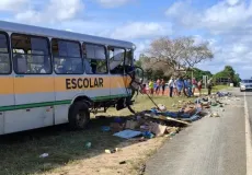 Colisão entre ônibus e caminhão deixa um morto e 22 feridos, na Bahia