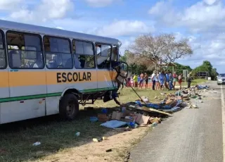 Colisão entre ônibus e caminhão deixa um morto e 22 feridos, na Bahia