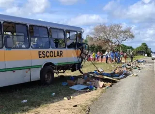 Colisão entre ônibus e caminhão deixa um morto e 22 feridos, na Bahia