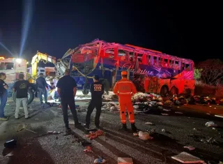 Colisão entre ônibus e carreta deixa seis mortos e 43 feridos na BR-116 em Minas Gerais