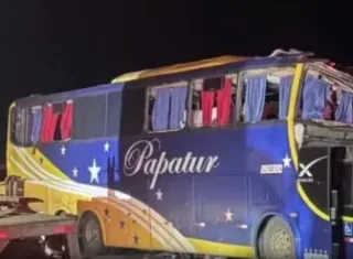 Colisão entre ônibus e carreta deixa seis mortos e 43 feridos na BR-116 em Minas Gerais