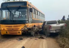 Colisão entre ônibus escolar e Hilux deixa motorista ferido na zona rural de Guaratinga
