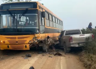 Colisão entre ônibus escolar e Hilux deixa motorista ferido na zona rural de Guaratinga