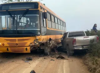 Colisão entre ônibus escolar e Hilux deixa motorista ferido na zona rural de Guaratinga