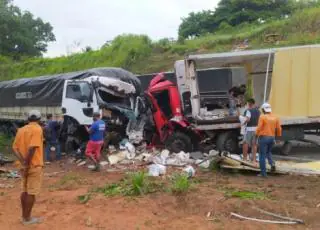 Colisão frontal entre carreta e caminhão deixa um morto e um gravemente ferido na BR 101