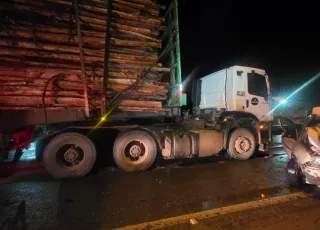 Colisão frontal entre carro e carreta deixa dois feridos graves na BR-418, em Nova Viçosa