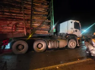 Colisão frontal entre carro e carreta deixa dois feridos graves na BR-418, em Nova Viçosa