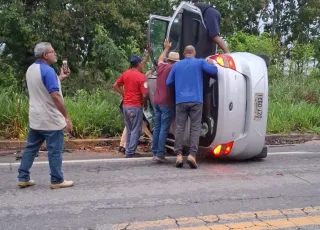 Colisão frontal entre carro e carreta deixa idosa gravemente ferida na BR-101, em Itabatã