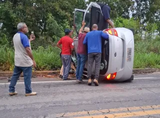 Colisão frontal entre carro e carreta deixa idoso gravemente ferido na BR-101, em Itabatã