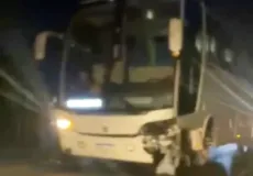 Colisão frontal entre carro e ônibus que levava universitários deixa motorista gravemente ferido na BA-290