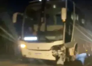 Colisão frontal entre carro e ônibus que levava universitários deixa motorista gravemente ferido na BA-290