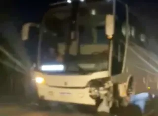 Colisão frontal entre carro e ônibus que levava universitários deixa motorista gravemente ferido na BA-290