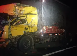 Colisão frontal entre dois caminhões deixa motorista ferido na BR-101, em Vereda