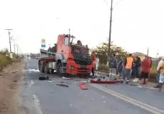 Colisão frontal entre duas carretas deixa motorista ferido e interdita BR-101 em Mucuri