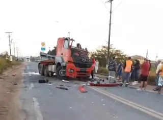 Colisão frontal entre duas carretas deixa motorista ferido e interdita BR-101 em Mucuri