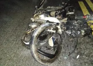 Colisão frontal – Motociclista morre ao bater de frente com carreta na BR 101