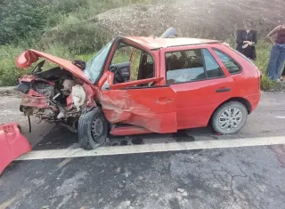 Colisão frontal na BR-101 deixa idoso gravemente ferido em Teixeira de Freitas