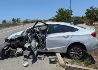 Colisão frontal na BR-101 em Itamaraju deixa uma pessoa gravemente ferida