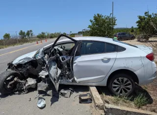 Colisão frontal na BR-101 em Itamaraju deixa uma pessoa gravemente ferida