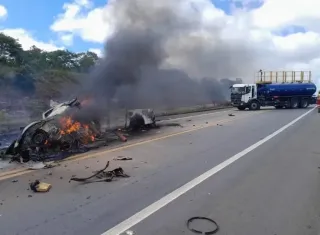 Colisão frontal na BR-101 em Mucuri deixa dez mortos