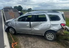 Colisão lateral na BR-101 deixa pessoas com ferimentos em Caravelas