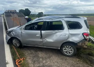 Colisão lateral na BR-101 deixa pessoas com ferimentos em Caravelas