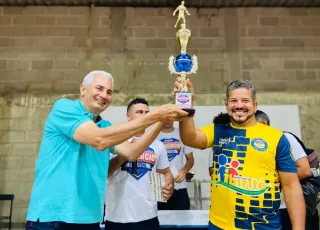 Com arquibancadas lotadas, Prefeitura de Medeiros Neto premia vencedores da 21ª Copa Comércio de Futsal