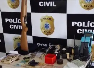 Com auxílio de cão policial, 8° BPM apreende drogas e arma de fogo, em Santa Cruz Cabrália
