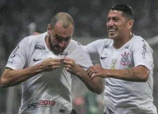 Com dois de Danilo, Corinthians bate Bahia e volta a vencer