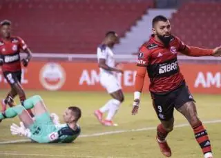 Com dois gols de Gabriel, Flamengo vence LDU em Quito