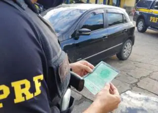 Com erro grosseiro no CRLV, homens são detidos pela PRF com carro roubado na BR 101 em Eunápolis