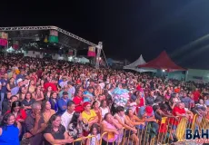 Amado Batista atrai multidão e lota a praça de Cruzeiro do Sul na 9ª Festa do Bambu Lascado