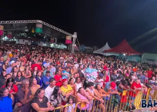 Amado Batista atrai multidão e lota a praça de Cruzeiro do Sul na 9ª Festa do Bambu Lascado