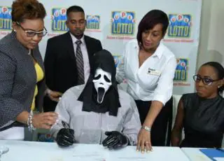 Com medo de violência, vencedor de loteria usa máscara do “Pânico”