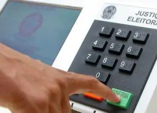 Com país dividido, brasileiros vão às urnas escolher futuro presidente