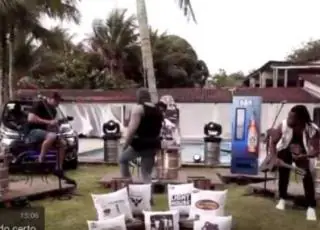 Com tiros e helicóptero, ação policial interrompe live de grupo de pagode Aglomerou; veja vídeos