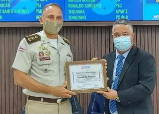 Comandante da Polícia Militar de Teixeira de Freitas recebe Moção de Congratulação do Legislativo teixeirense