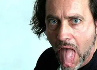 Comediante britânico faz piada sobre derrame e morre no palco