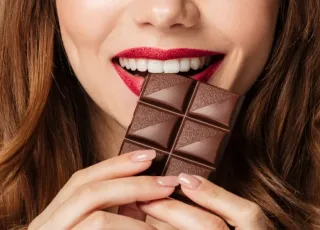 Comer chocolate pode promover o alívio de cólicas menstruais