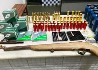 Comerciante e cliente são presos por venda e posse ilegal e arma de fogo no Prado