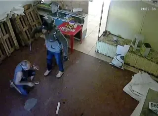 Comerciante é rendido por dupla armada durante assalto em Itamaraju; câmeras registraram toda a ação