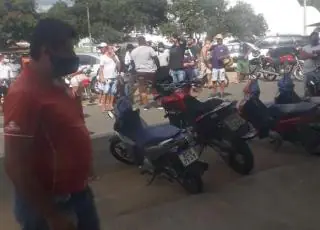 Comerciantes e entregadores fazem protesto em Itamaraju contra suspensão do delivery; Veja o vídeo