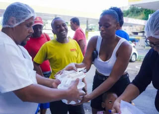 Comida no Prato: programa Bahia Sem Fome começa a distribuir marmitas em Salvador e mais 13 cidades contempladas