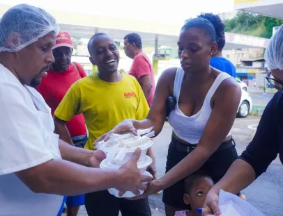 Comida no Prato: programa Bahia Sem Fome começa a distribuir marmitas em Salvador e mais 13 cidades contempladas