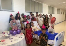 Comissão de Humanização do Hospital Estadual Costa das Baleias realiza festa de aniversário para paciente oncológico
